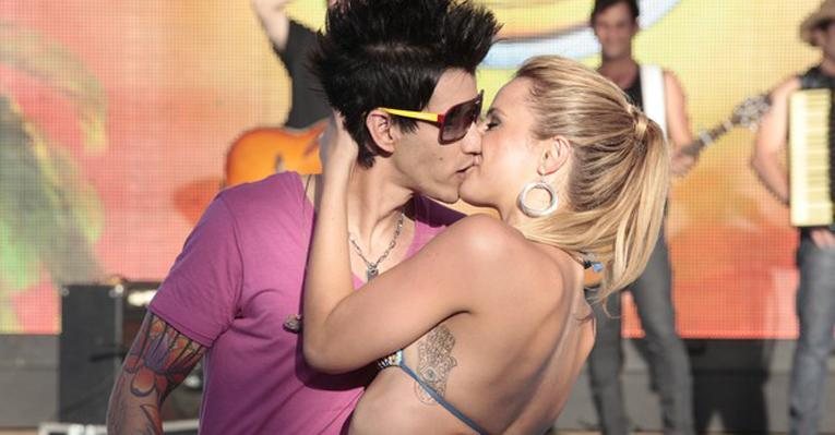Gusttavo Lima e Karen Kounrouzan assumem namoro no palco do 'Caldeirão' - Divulgação/TV Globo