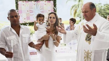 Pais e filha na cerimônia conduzida pelo padre José Carlos. - Carlos Prates