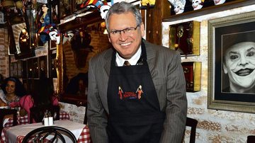 Presidente de rede de farmácias, Sidney Oliveira ganha avental de tradicional restaurante italiano de SP.