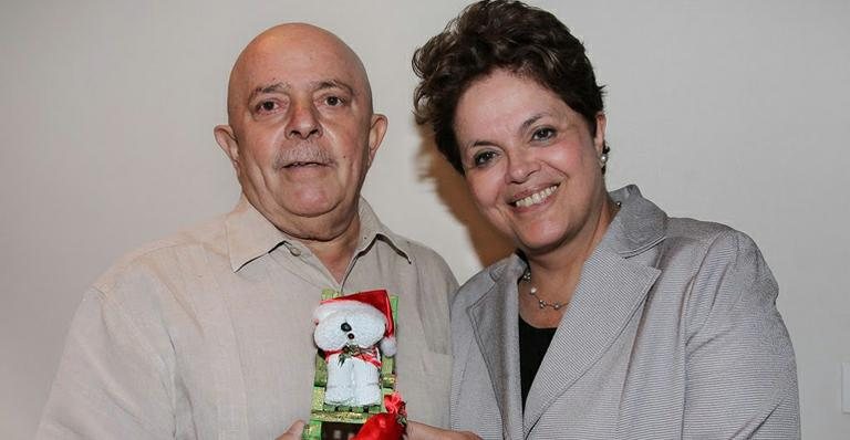 Dilma Rousseff dá boneco feito de material reciclado de presente de Natal para Lula - Ricardo Stuckert/Instituto Lula