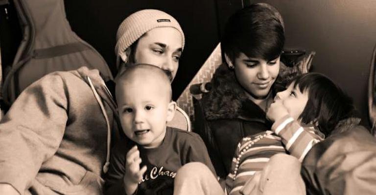 Justin Bieber com o pai e os irmãos - Twitter / Reprodução