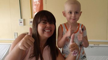 Fabiana Karla visita crianças com câncer em Pernambuco - Divulgação