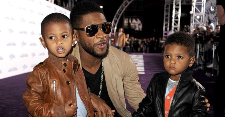 Usher com os filhos Usher V e Naviyd Ely - Getty Images