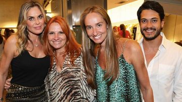No Rio, Fernanda Barbosa e Raphael Viana, nas pontas, visitam loja das sócias Karla Sarquis e Sharon Beting.