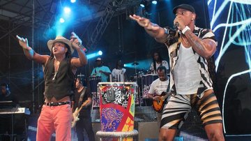 Léo Santana recebe Carlinhos Brown em show - Uran Rodrigues