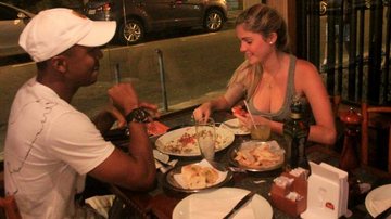Bárbara Evans janta com amigo no Rio - Rodrigo dos Anjos/AgNews