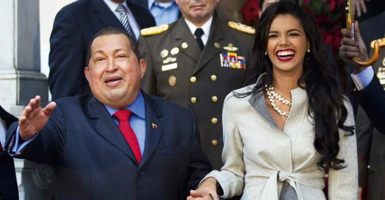 Hugo Chávez e a Ivian Sarcos - Reuters