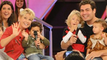Thiago Lacerda com os filhos no programa da Xuxa - TV Globo/Divulgação