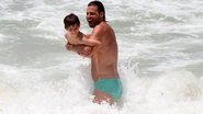 Henri Castelli brinca com o filho, Lucas, na praia - Dilson Silva / AgNews