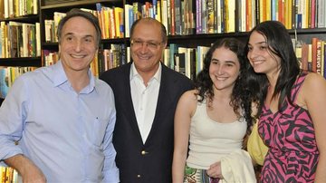 Fábio Feldmann lança livro em SP e recebe o governador Geraldo Alckmin, e as filhas, Carol e Fernanda.
