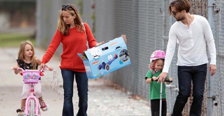Tobey Maguire curte esposa e filhas durante passeio na Califórnia - The Grosby Group