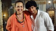 Jesus Luz grava com Claudia Jimenez em 'Aquele Beijo' - Aquele Beijo/TV Globo