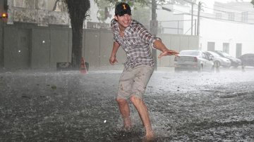 Ashton Kutcher 'surfa nas águas' de São Paulo - AgNews