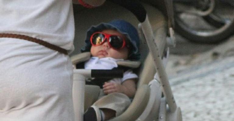 Vicente, filho de Ricardo Pereira, passeia de chapéu e óculos de sol - Fausto Candelaria/AgNews