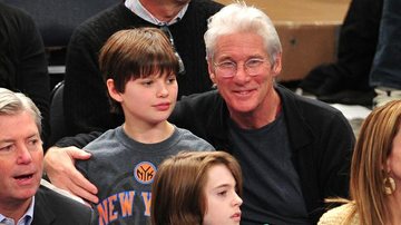 Ao lado do filho Homer James, Richard Gere curte jogo da NBA - Getty Images