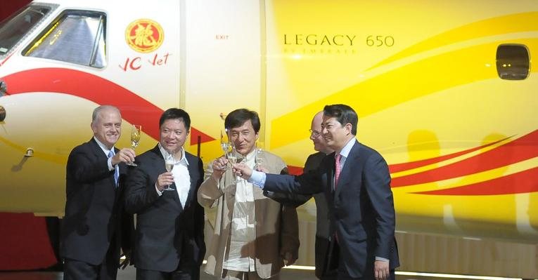 Jackie Chan durante cerimônia de entrega do avião que comprou da Embraer - Francisco Cepeda / AgNews