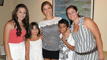 Grazi Massafera com sua família nos bastidores de 'Aquele Beijo' - Reprodução / TV Globo