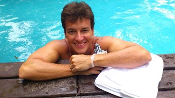 Rodrigo Faro se refresca na piscina da Ilha de CARAS - Paola Donner