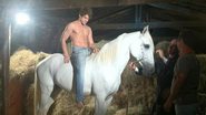 Leonardo Miggiorin posa para ensaio de divulgação da peça 'Equus' - Reprodução / Facebook