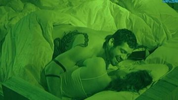 Yuri e Laisa: casal se entrega à noite de amor no BBB12 - Reprodução/TV Globo
