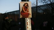 Fãs colocam fotos de Whitney Houston ao redor da Igreja Batista New Hope, em Newark, onde a cantora é velada - Getty Images