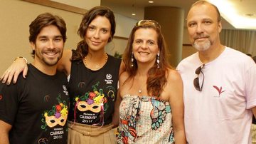 Camila Rodrigues com o noivo, Roberto Costa, e os pais Alvaro e Eliete - Raphael Mesquita/Photo Rio News