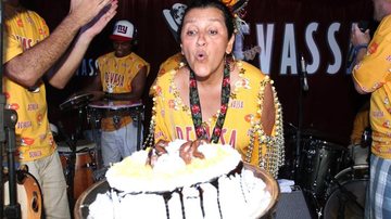 Regina Casé e seu bolo de aniversário - Cleomir Tavares  / Divulgação