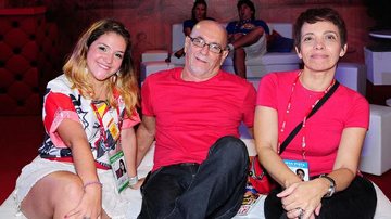 Renato Lage e Márcia Lávia, acompanhados por integrante do Salgueiro - Renato Wrobel