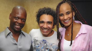 Wilson Simoninha é tietado por Sebastian e Luciana Mello em show da rádio Nova Brasil, em SP.