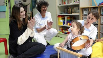 Carla Bruni visita centro de reeducação motora para crianças com deficiência - Reuters