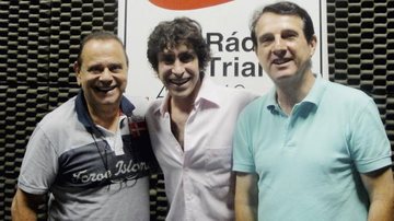 O psicólogo Alexandre Bez no programa da Rádio Trianon AM, em SP, entre o locutor Lucas Neto e o produtor José Isaias.