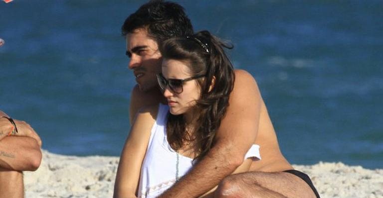 Bianca Bin e o namorado, Pedro Brandão, em praia no Rio de Janeiro - Jeferson Ribeiro / AgNews
