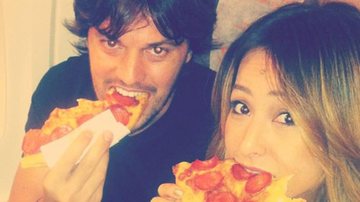 Sabrina Sato come pizza com o namorado Fabio Faria - Reprodução / Twitter