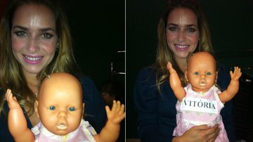 Monique Alfradique recebe a boneca Vitória de uma fã - Divulgação