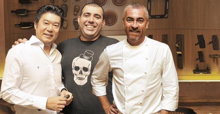 Em SP, os chefs Tsuyoshi Murakami e Jefferson Rueda prestigiam lançamento de produtos de Alex Atala.