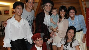Fernanda Pontes com o marido Diogo Boni, a filha Maria Luiza e o elenco de 'A Fábrica de Chocolate' - Daniel Delmiro / AgNews