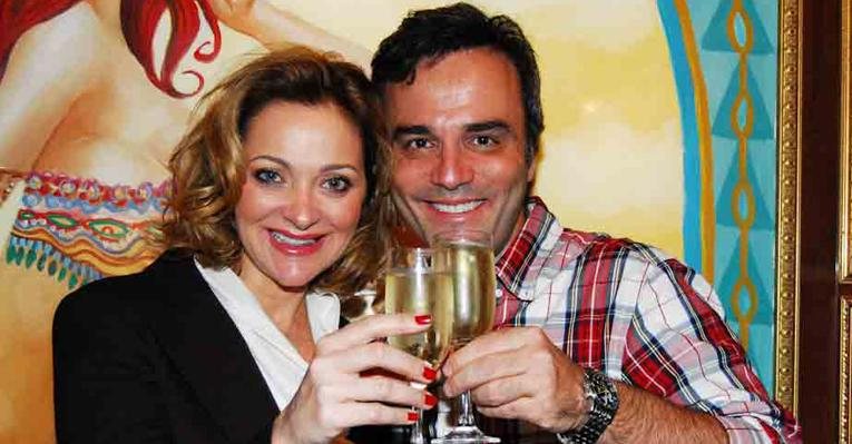 Alexandra Richter e Marcelo Valle brindam em comemoração a peça - Celso Akin/AgNews