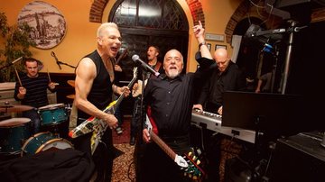 Em um castelo na Itália, o músico alemão e Paulo cantam sucessos da banda Scorpions. - Alvaro Teixeira