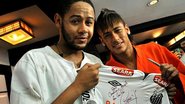 Emicida e Neymar durante gravação do clipe da música ‘Zica, Vai Lá’ - Divulgação