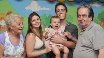 Benedito Ruy Barbosa reúne família para a festinha de um ano da bisneta Luiza - Divulgação