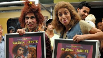 Rodrigo Sant’Anna e Thalita Carauta recebem disco duplo por DVD de platina de Valéria e Janete - Divulgação/ Rede Globo
