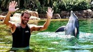Henri Castelli se diverte com golfinhos durante suas férias nos EUA - Reprodução/Twitter