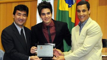 Luan Santana recebe título de Cidadão Honorário em Londrina ao lado do vereador Jairo Tamura e do prefeito de Londrina, Barbosa Neto - Devanir Parra