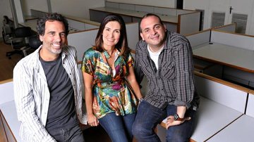 Fátima Bernardes ao lado dos diretores Maurício Farias e Fabricio Mamberti - TV Globo / Alex Carvalho