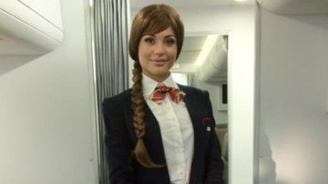 Maria Melilo vestida de aeromoça - Reprodução/Twitter