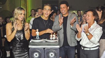 Ronald comemora seus 12 anos entre Milene, Ronaldo e Sônia, em São Paulo. - João Passos