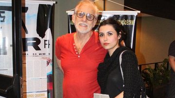 Francisco Cuoco leva a namorada Thais Rodrigues ao teatro - Fausto Candelaria / AgNews