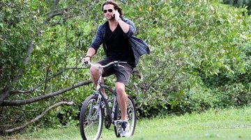 Jared Padalecki passeia de bicicleta na Lagoa Rodrigo de Freitas, no Rio de Janeiro - André Freitas / AgNews