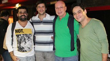 Vladimir Brichta recebe Gilberto Braga na plateia de seu espetáculo teatral 'Arte' - Fausto Candelária / AgNews