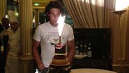 Rafael Nadal apaga vela de seu 26º aniversário, em Paris, na França - Reprodução/Facebook